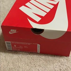 New Nike internationist mid